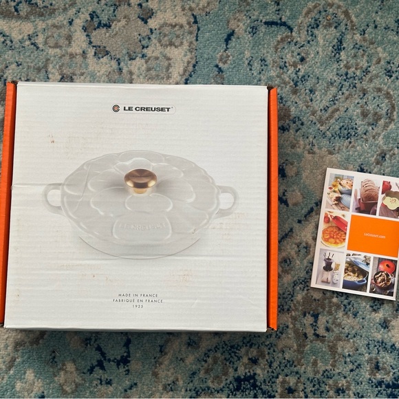 NWT beautiful 2.25qt 26cm petal braiser in Shallot. - Picture 11 of 11